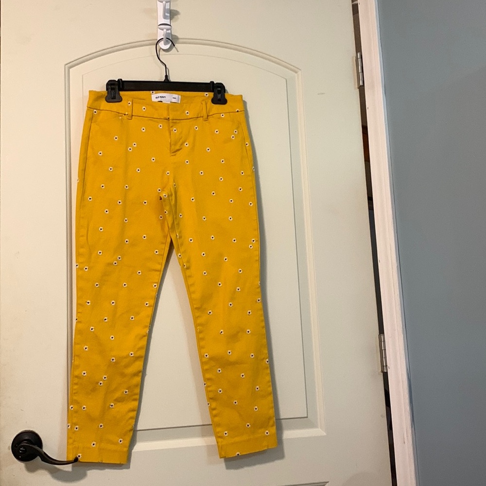 Yellow classy pants with daisy embroidery